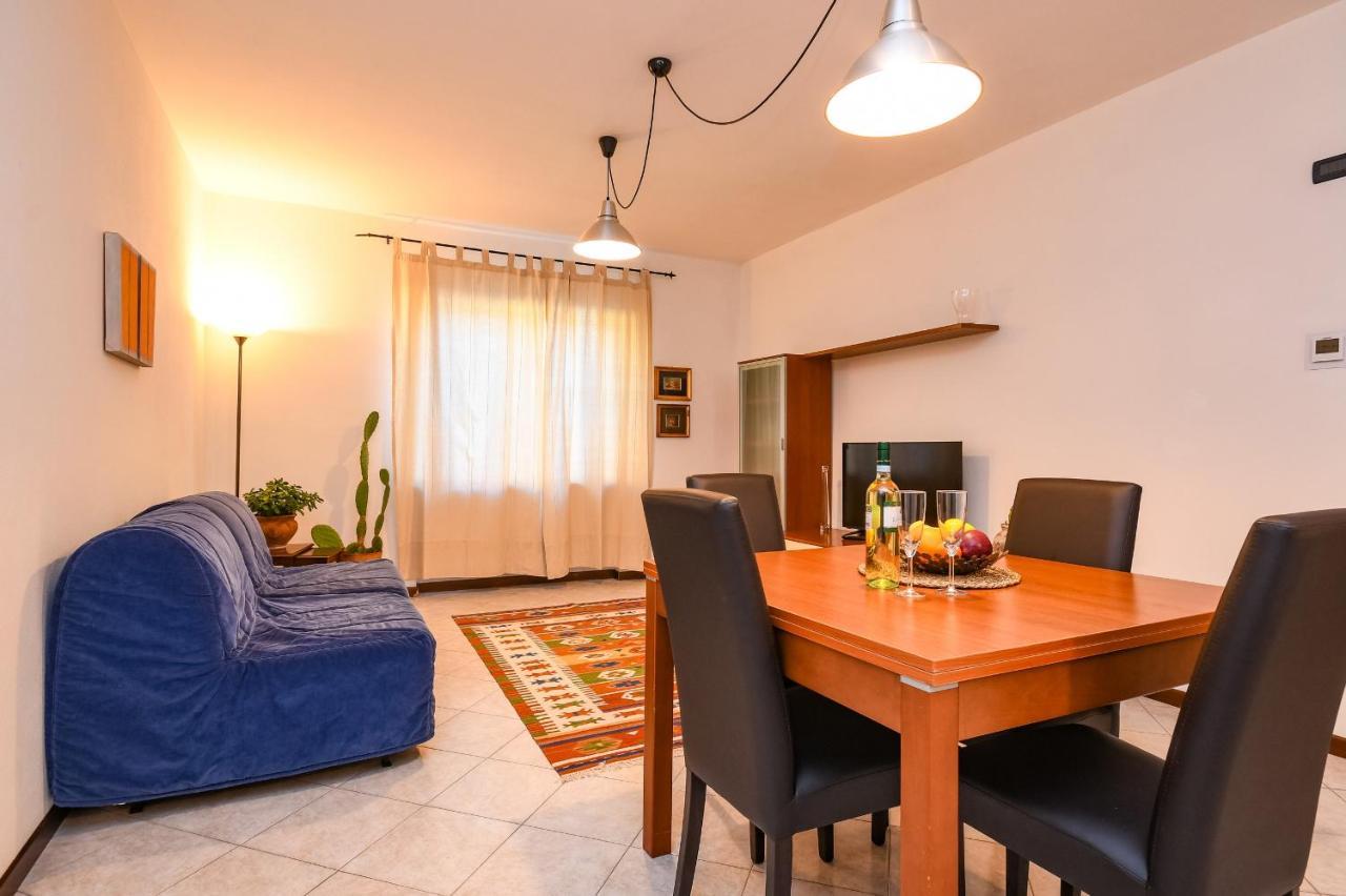 Desenzanoloft Yellow Apartment เดเซนซาโนเดลการ์ดา ภายนอก รูปภาพ
