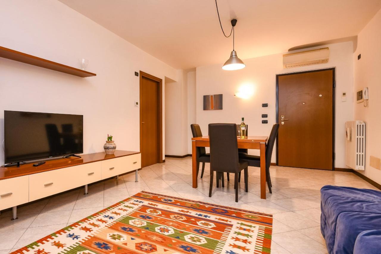 Desenzanoloft Yellow Apartment เดเซนซาโนเดลการ์ดา ภายนอก รูปภาพ